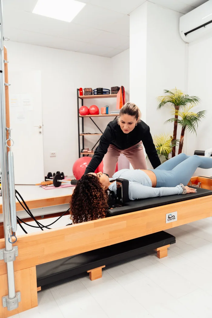 Entrenadora en un estudio de pilates luminoso