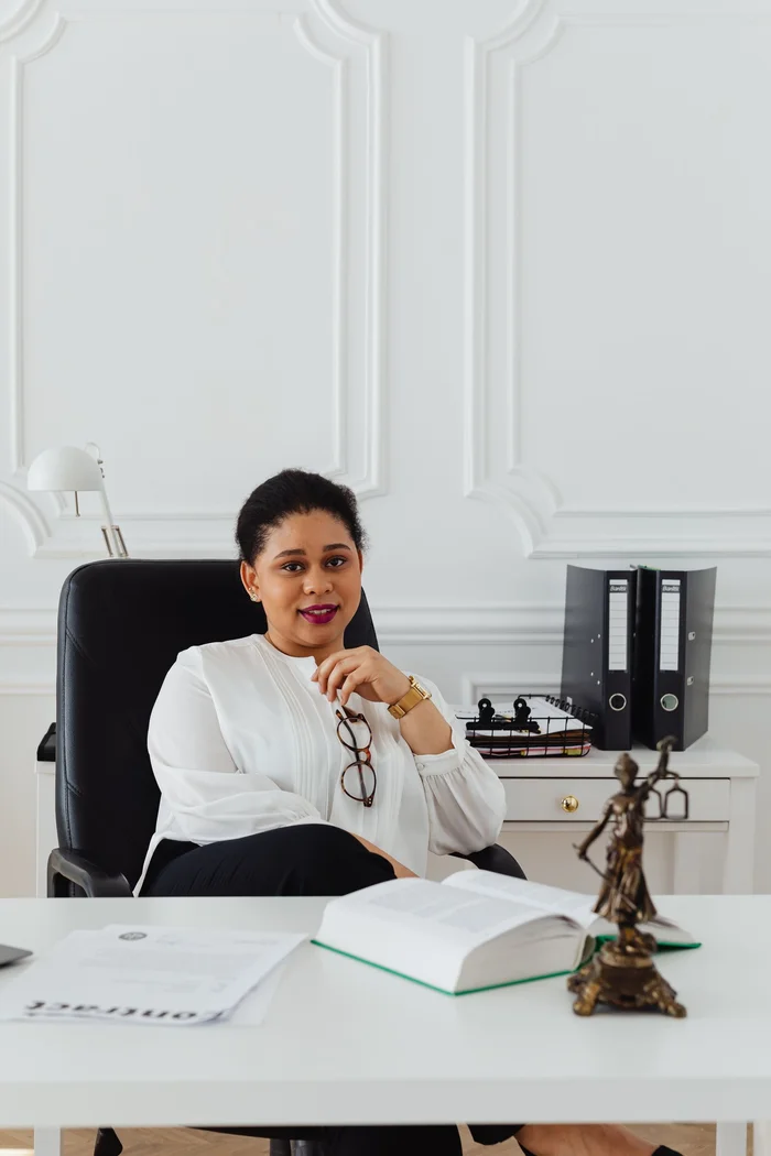 Profesional trabajando en un despacho de abogados